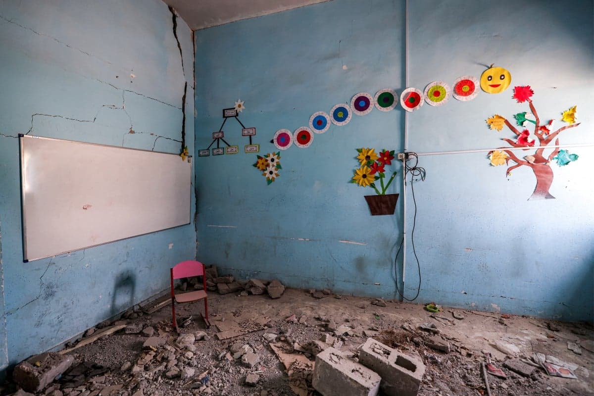 Crianças no Irã retornam às aulas após fechamento por guerra