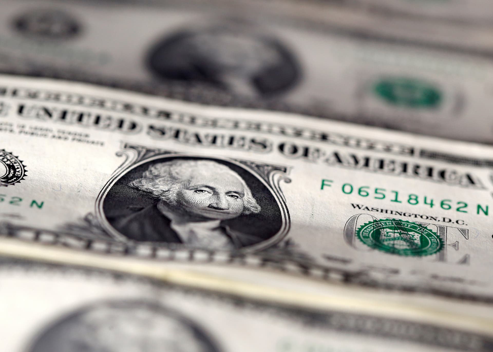Dólar apresenta queda e influências do mercado global são analisadas