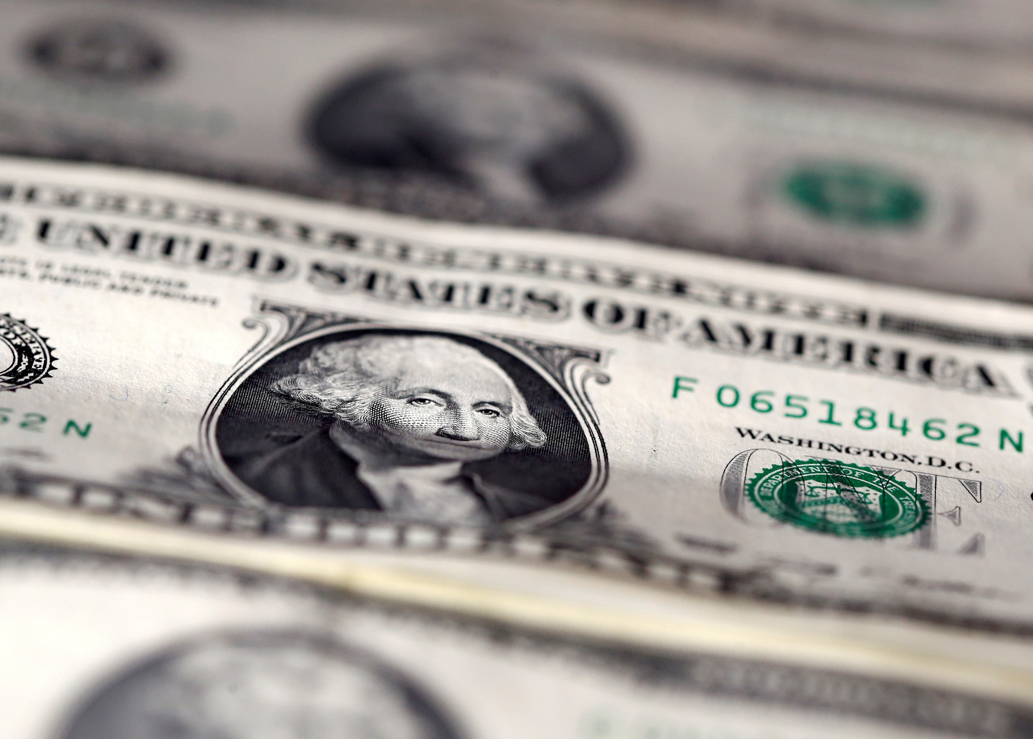 Dólar apresenta queda e influências do mercado global são analisadas