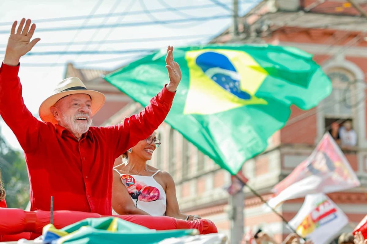Lula é reeleito e faz história ao vencer Flávio Bolsonaro no segundo turno