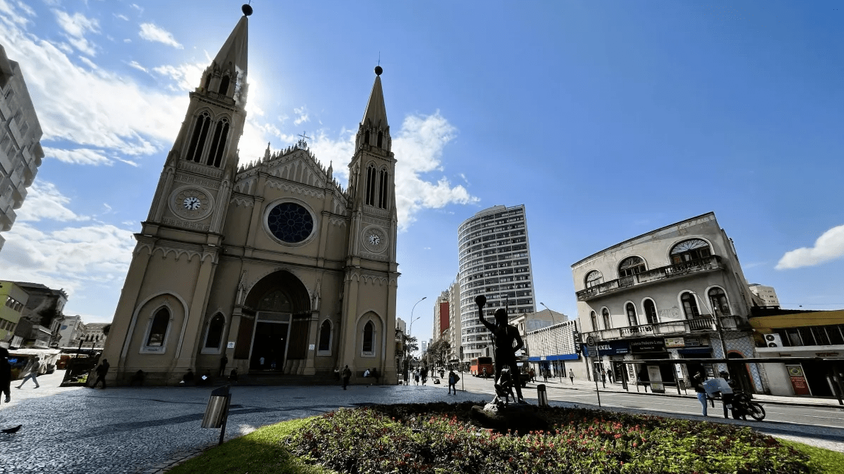 Previsão de chuva e frio intenso em Curitiba nesta semana