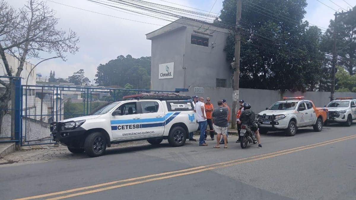 Vazamento de químico afeta córrego em São Bernardo do Campo