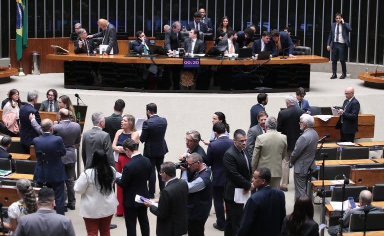 Redução da jornada de trabalho pode agravar crise no Brasil