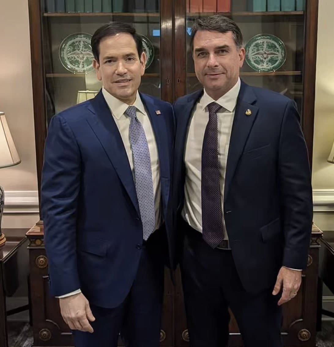 Flávio Bolsonaro oferece equipe de transição a Marco Rubio