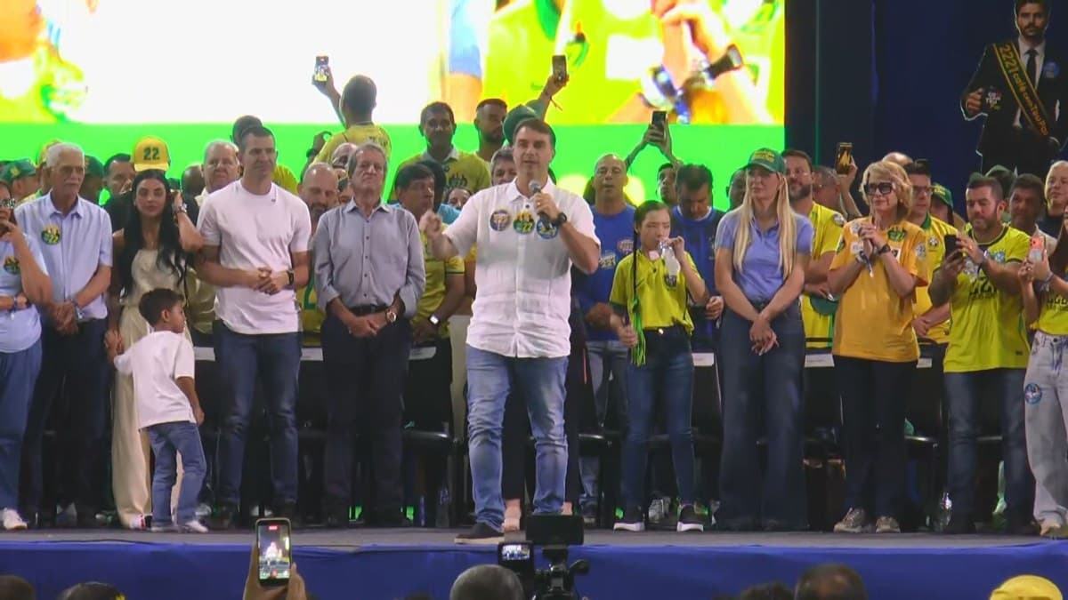 Flávio Bolsonaro articula carreatas no Rio para apoiar Douglas Ruas