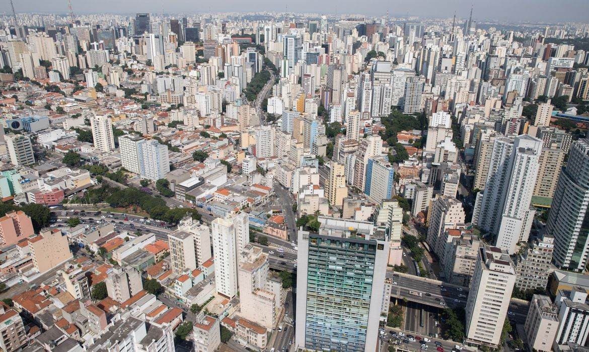 Mercado imobiliário mostra queda em lançamentos e alta em vendas