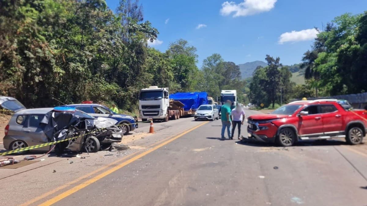 Mulher morre em colisão entre carros em rodovia de Minas Gerais