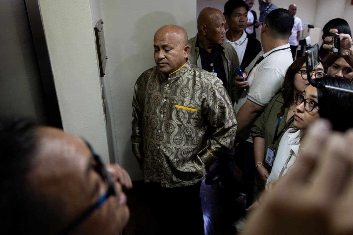 Senador Dela Rosa em fuga após mandado do TPI por crimes contra a humanidade