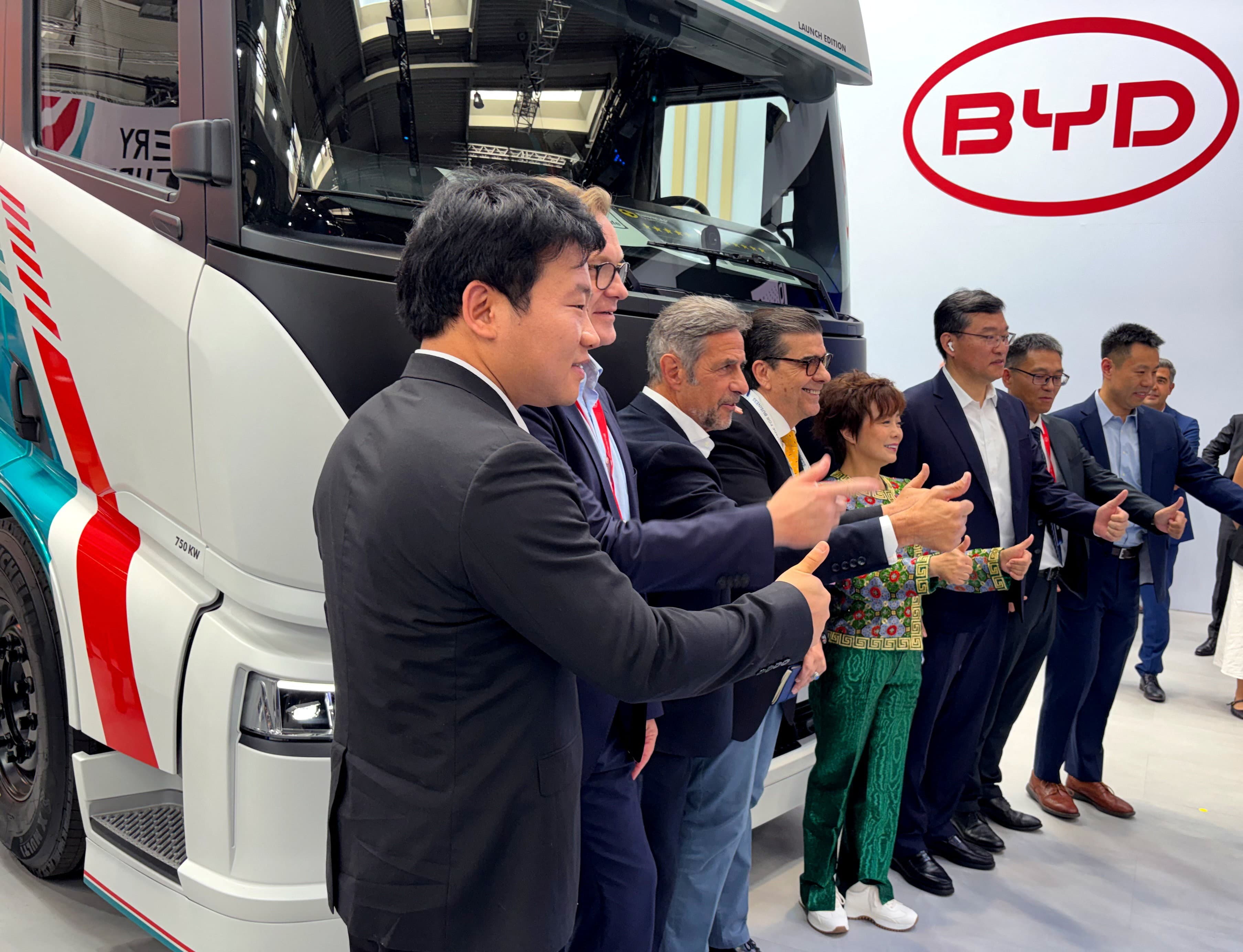 BYD apresenta caminhão elétrico em feira na Alemanha e discute desafios em expansão