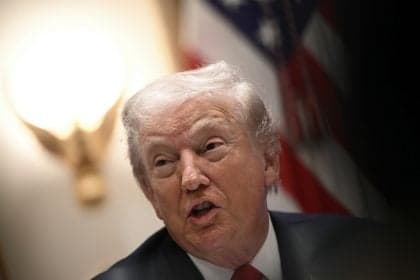 Trump ironiza exercícios enquanto restaura prêmio de aptidão nas escolas