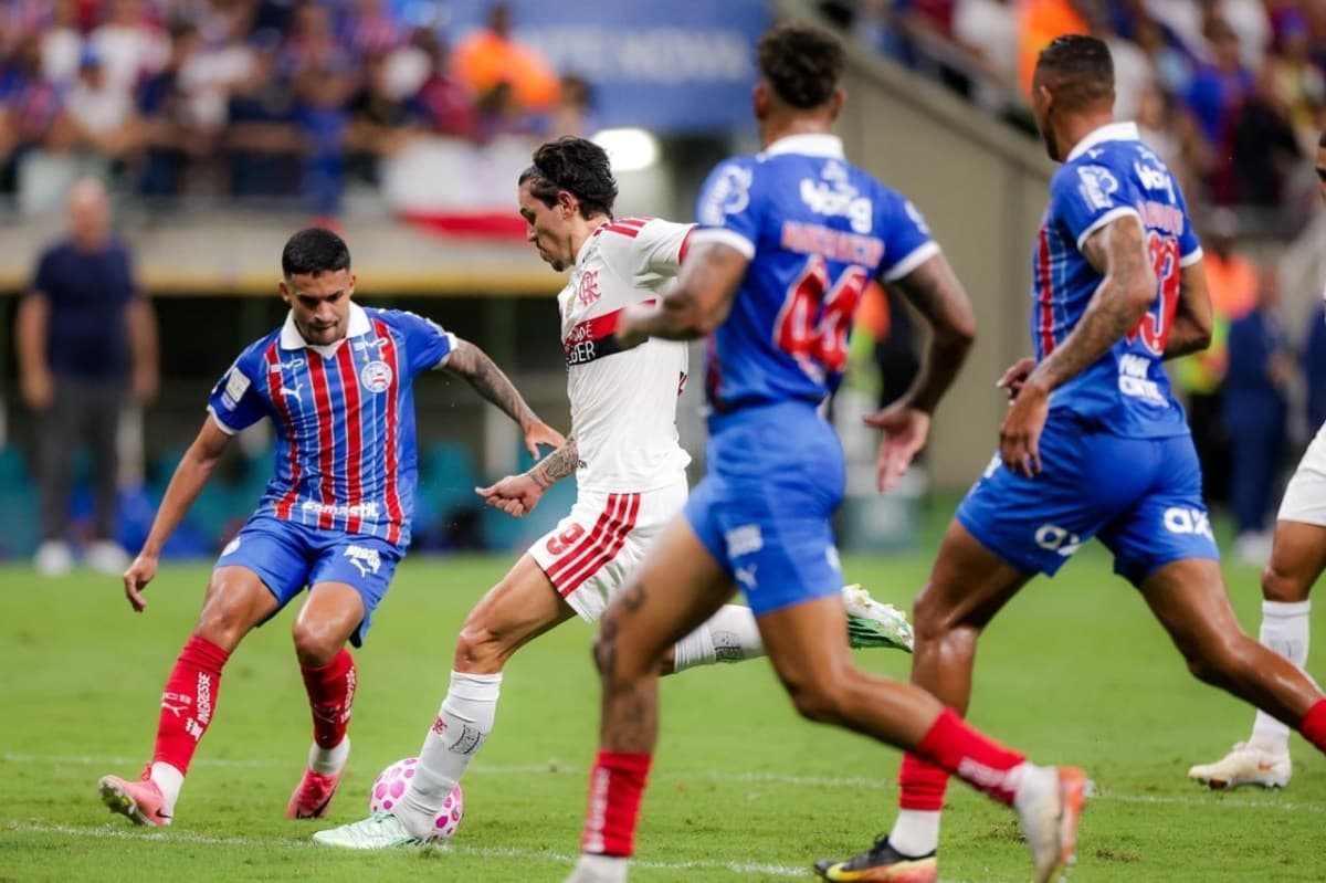 Flamengo vence Bahia por 3 a 0 e retoma liderança do Brasileirão