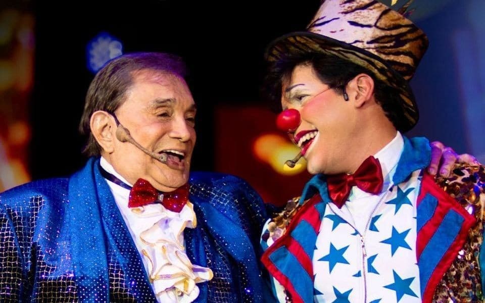 Dedé Santana celebra 90 anos com circo musical em São Paulo