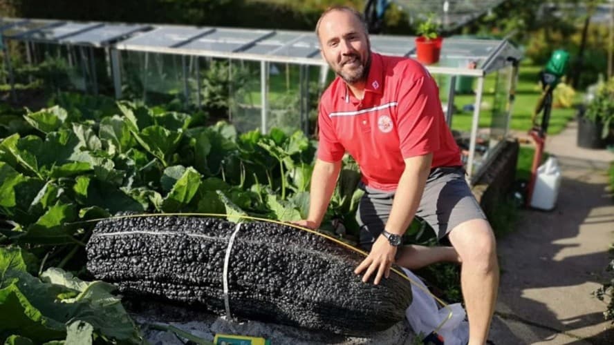 Abobrinha gigante de agricultor chama atenção por seu tamanho semelhante à altura de filho de 12 anos