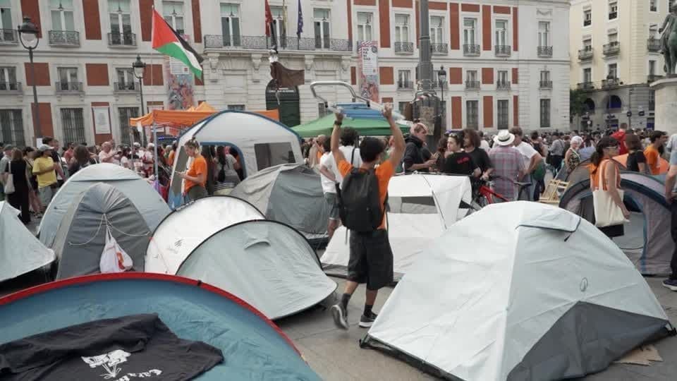 Manifestantes acampam na Puerta del Sol em Madri por melhores condições habitacionais