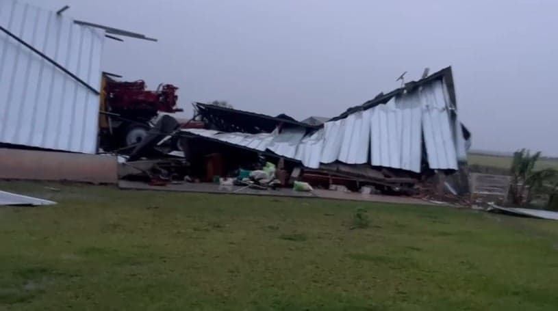 Temporal destrói galpão de produtor rural em São Borja, RS