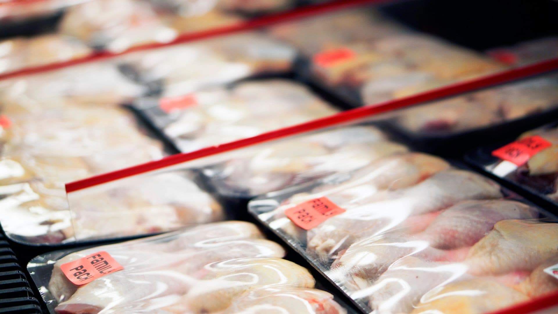 Frango resfriado supera carcaça suína em preços pela primeira vez em 18 anos