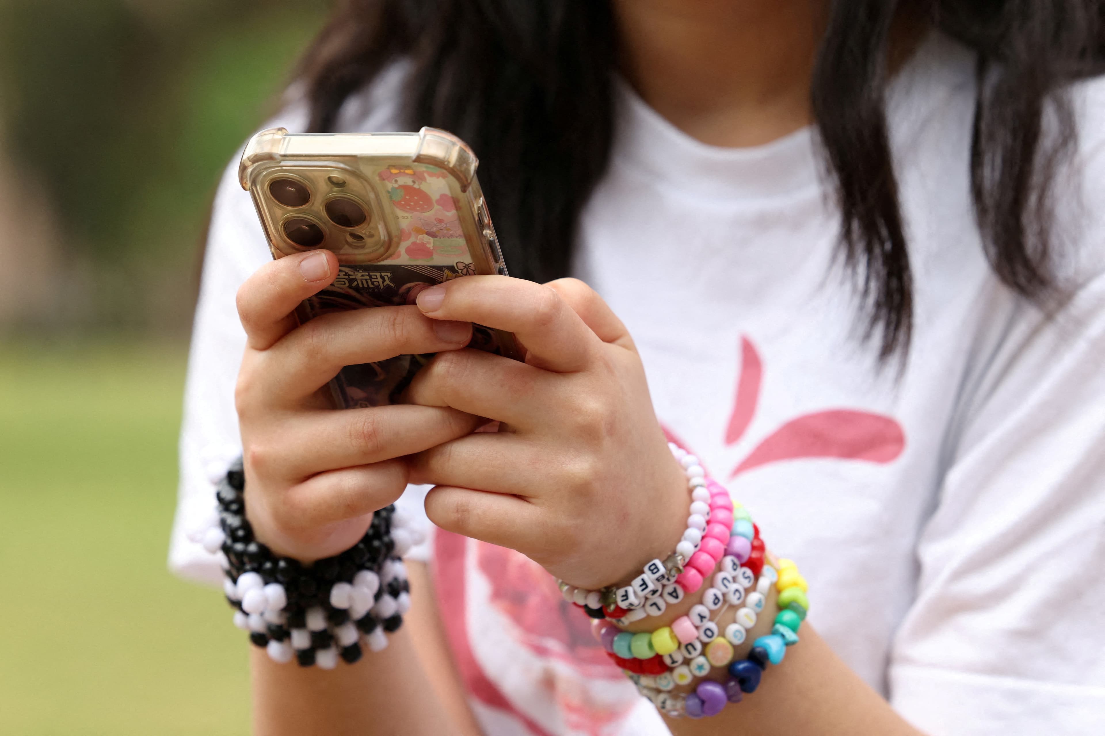Dinamarca planeja proibir uso de celulares em escolas e redes sociais para menores de 15 anos