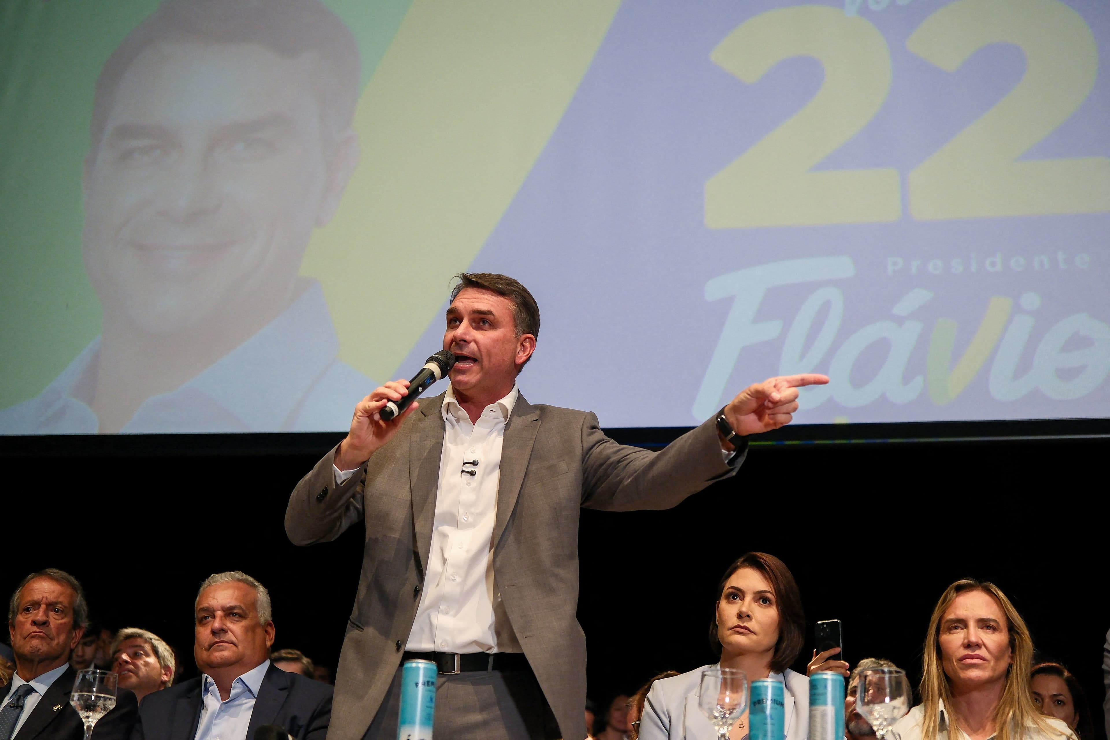 Campanha Brasil 22 Token gera controvérsia com apoio eleitoral e ajuda a crianças em Uganda