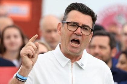 Andy Burnham conquista vaga no Parlamento britânico e desafia Starmer
