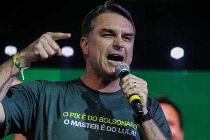 Flávio Bolsonaro diz que nada o aborrece em dia de jogo do Brasil