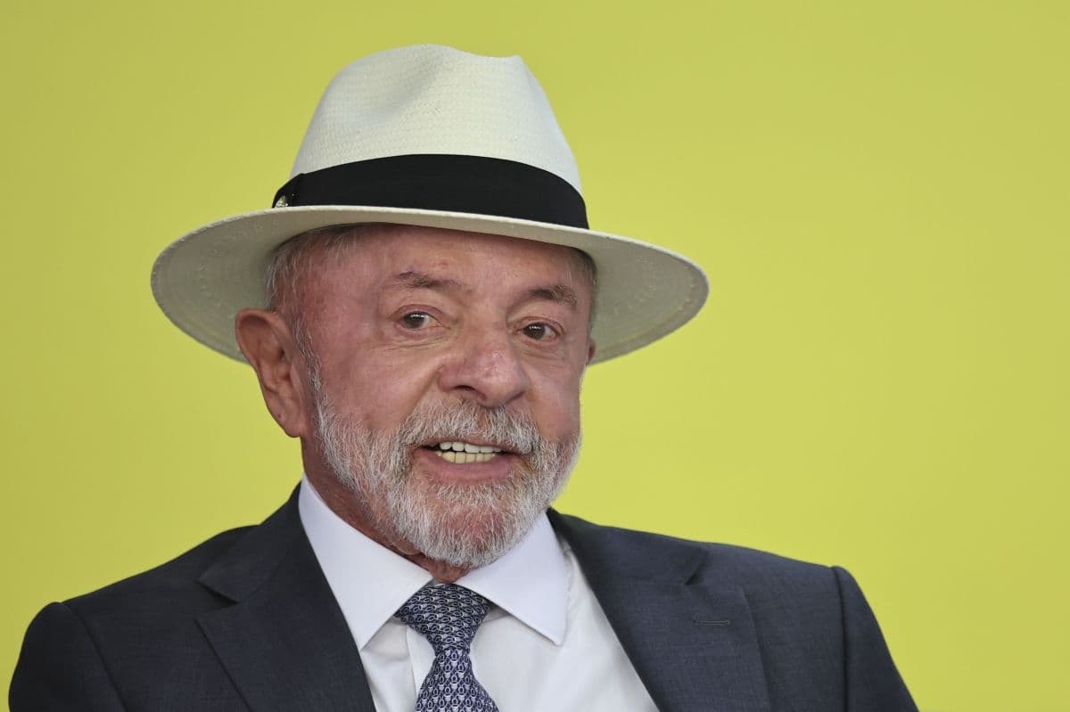 Lula chama repasse de dinheiro a Flávio Bolsonaro de caso de polícia