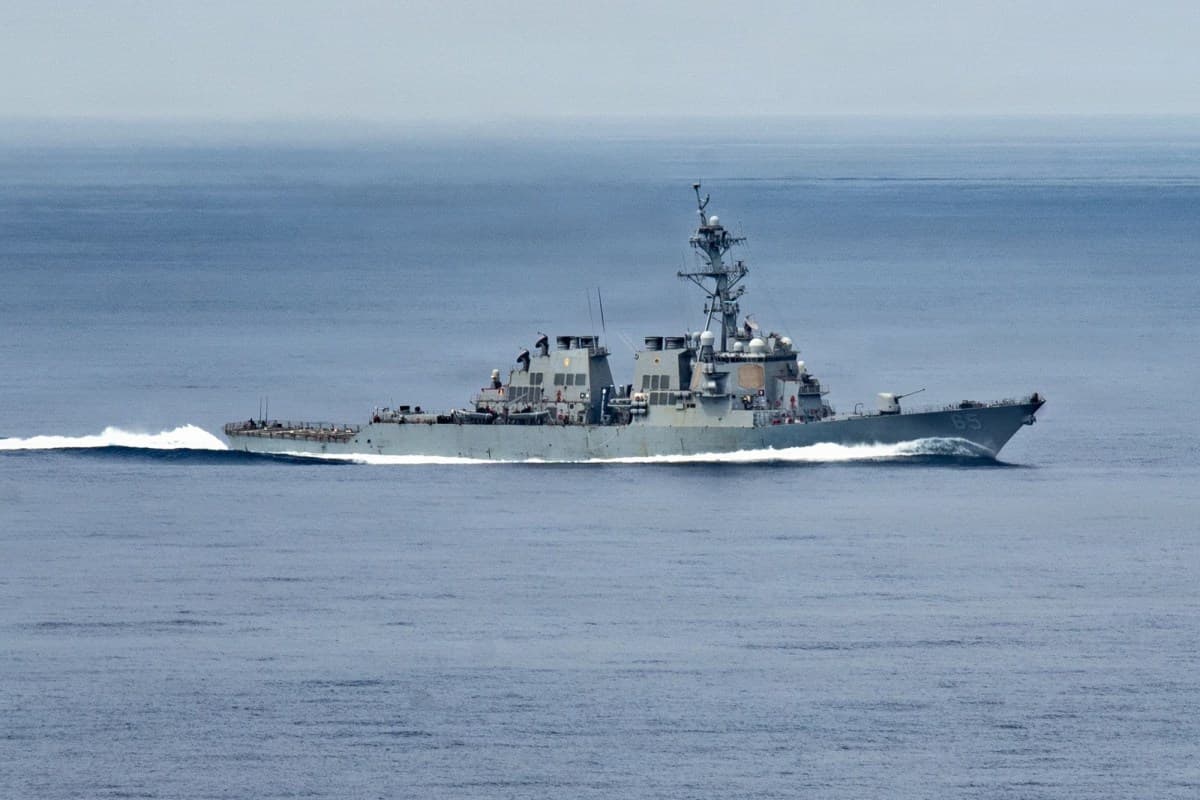 USS Benfold enfrenta falha de energia em missão no Mar da China Meridional