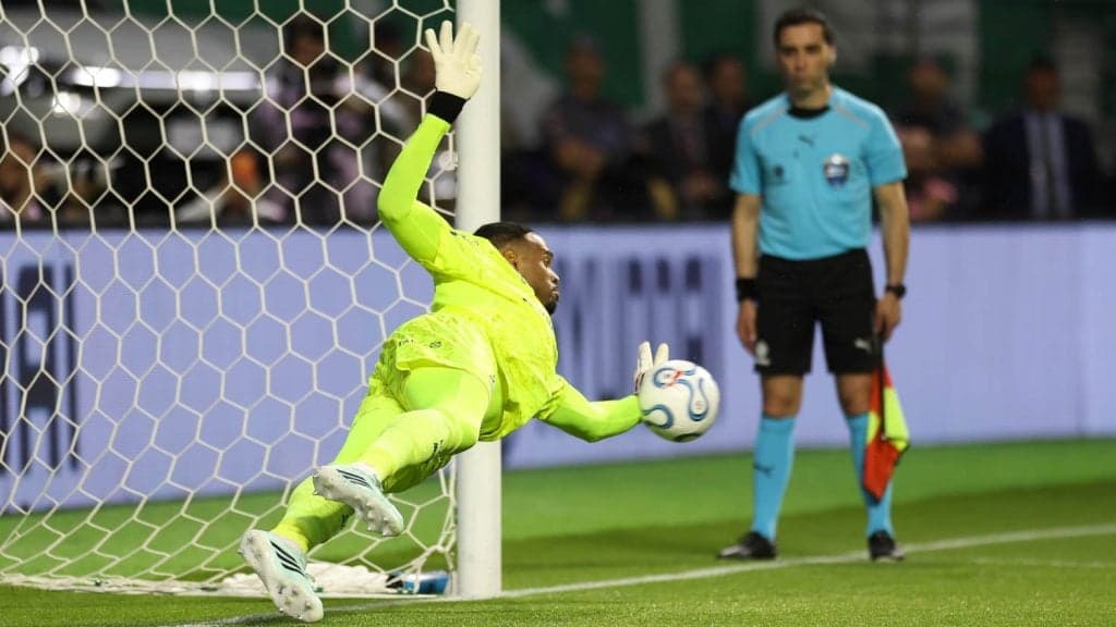 Carlos Miguel celebra torcida e evita revelar segredos em pênaltis