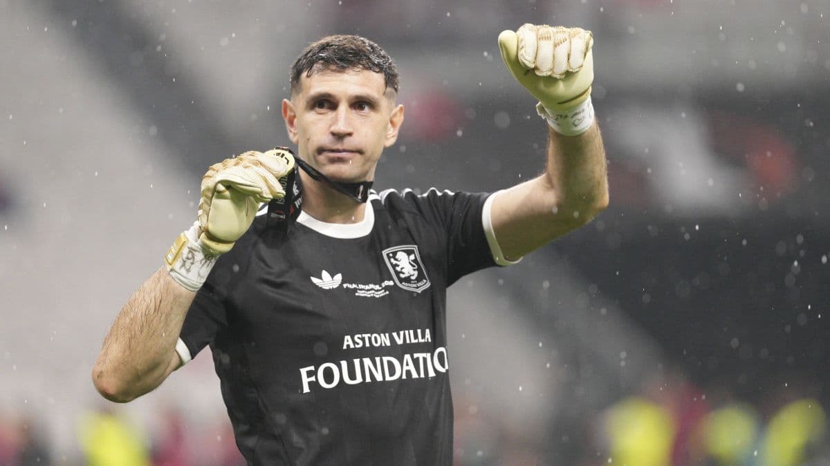Dibu Martínez presenteia Alysson com medalha após final da Europa League
