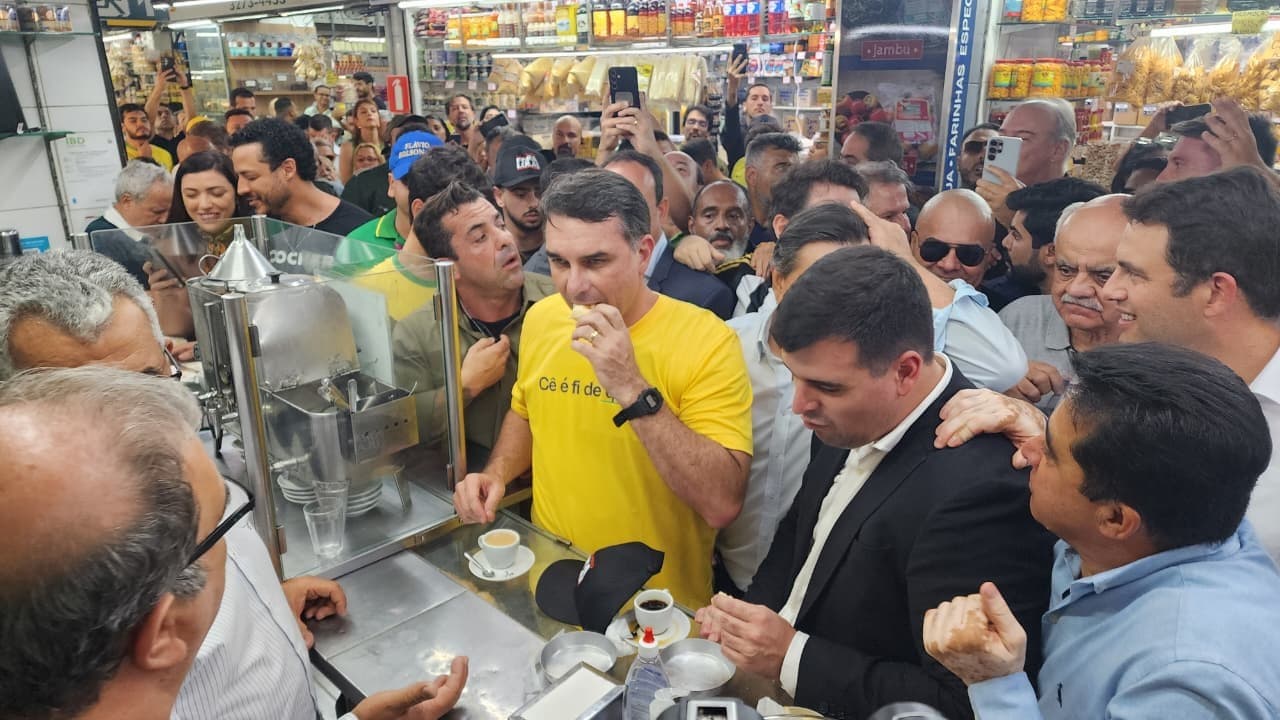 Flávio Bolsonaro critica operação policial em visita ao Mercado Central