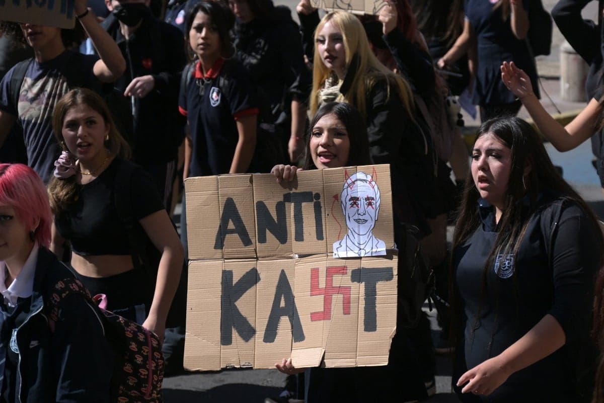 Conflito entre estudantes e policiais marca protesto em Santiago contra cortes na educação