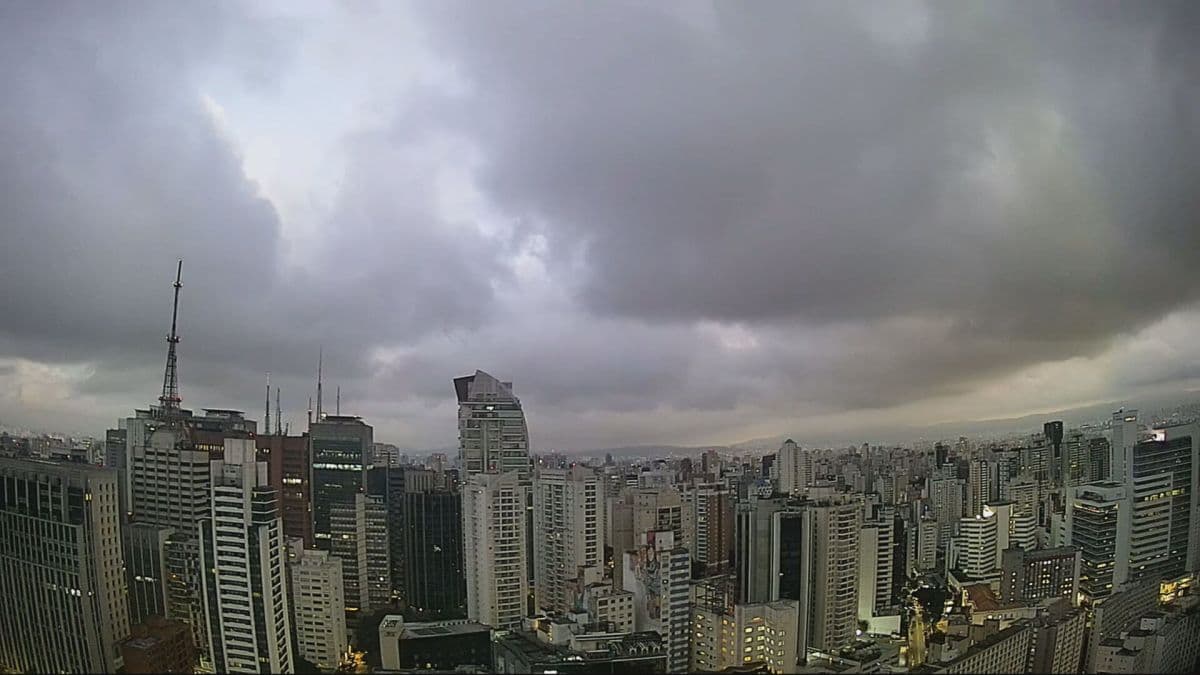 Frente fria traz temperaturas baixas e chuvas em São Paulo