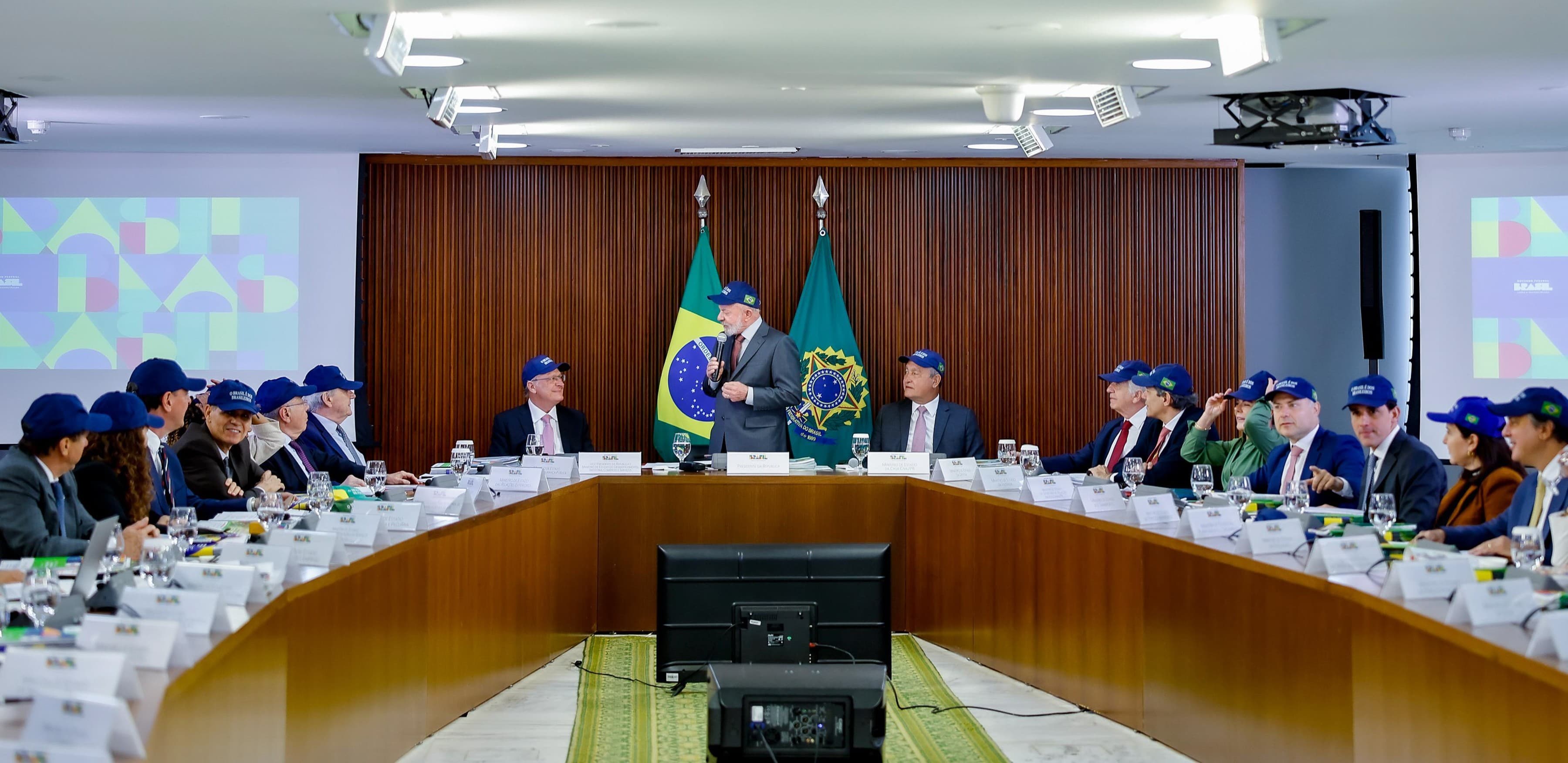 Governo Lula enfrenta recorde de saída de ministros para eleições