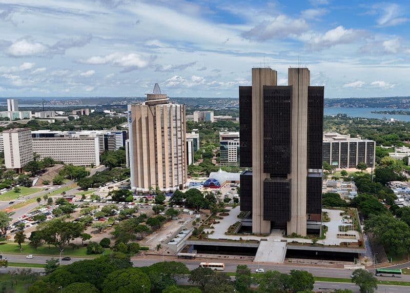 Inflação brasileira tem leve queda, mas projeções para o PIB aumentam