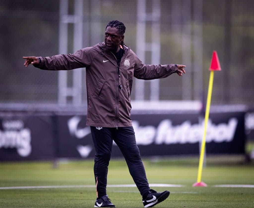 Seedorf intensifica treinos no Corinthians em meio a críticas