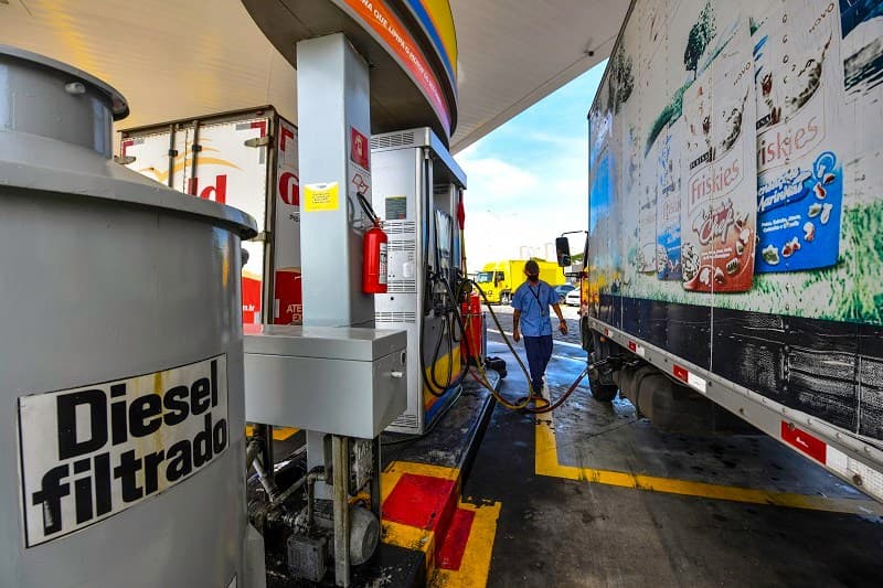Cenário global do diesel se complica com possíveis restrições de exportação dos EUA