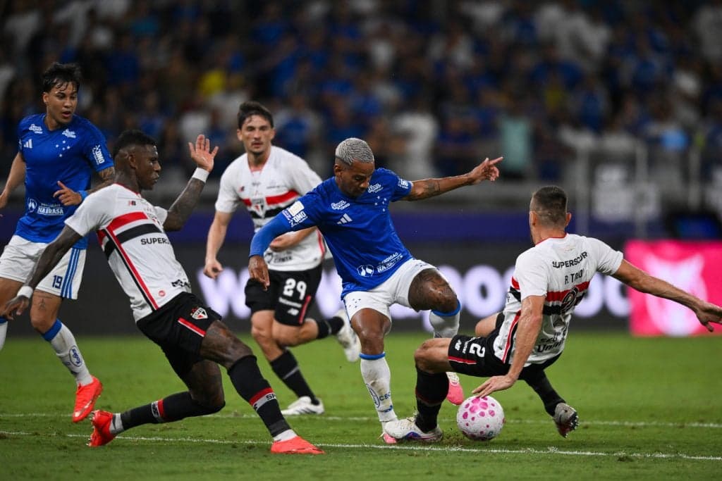 Cruzeiro vence São Paulo e sobe para a quarta posição no Brasileiro