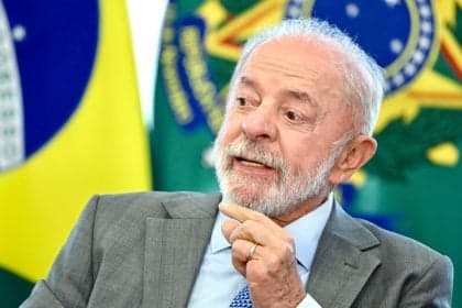 Lula edita decretos para regular redes sociais e combater violência digital