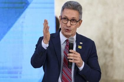 Zema recebe aconselhamento para moderar críticas a Flávio Bolsonaro