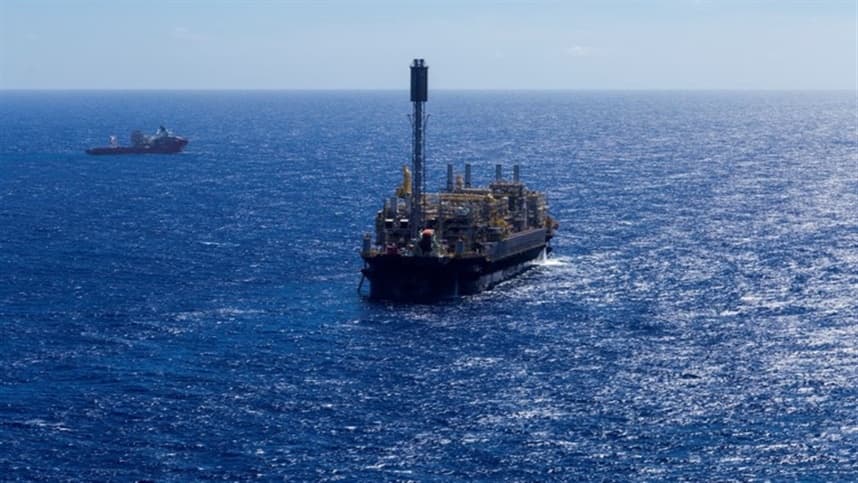 Petróleo se recupera após ataque a navio, mas queda semanal persiste