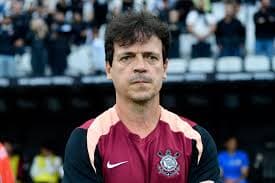 Fernando Diniz segue no comando do Corinthians, afirma Marcelo Paz