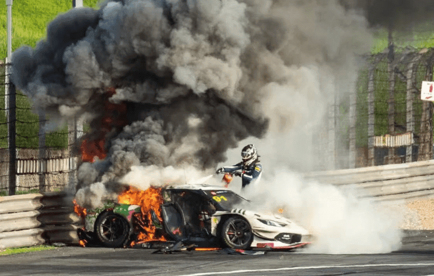 Acidente no China GT: piloto resgata colega de carro em chamas