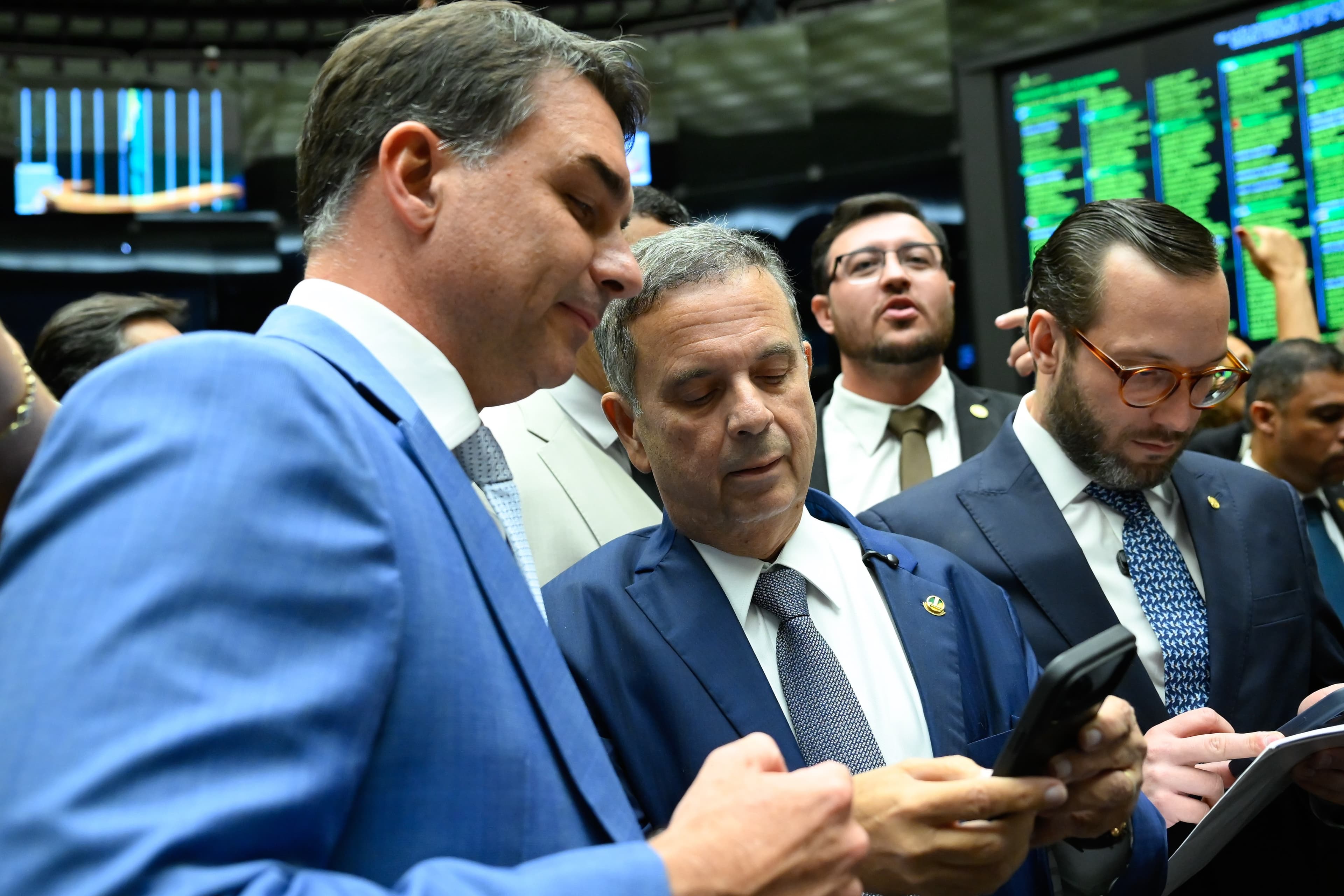 Flávio Bolsonaro enfrenta repúdio coletivo após divulgação de carta golpista