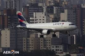 Passageiro provoca atraso em voo da Latam ao retirar bagagem de outros