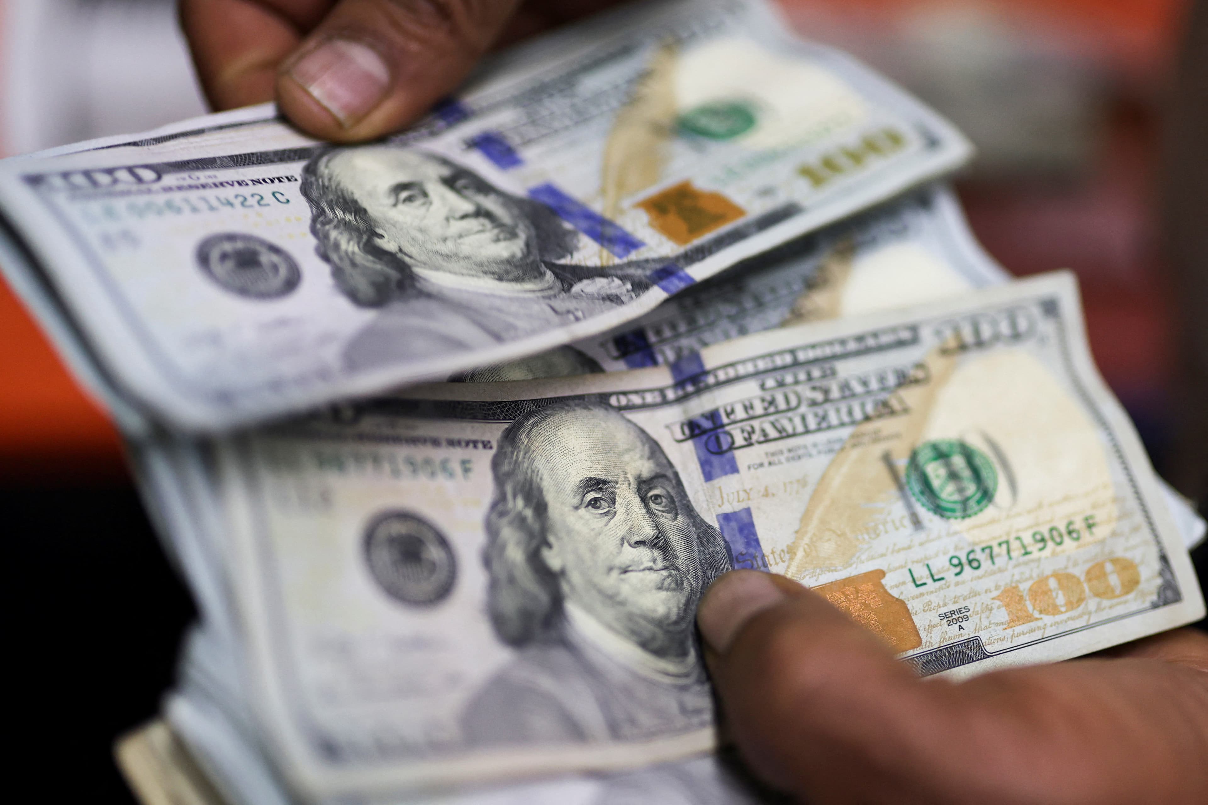 Dólar em queda e Ibovespa aguarda novas negociações amanhã