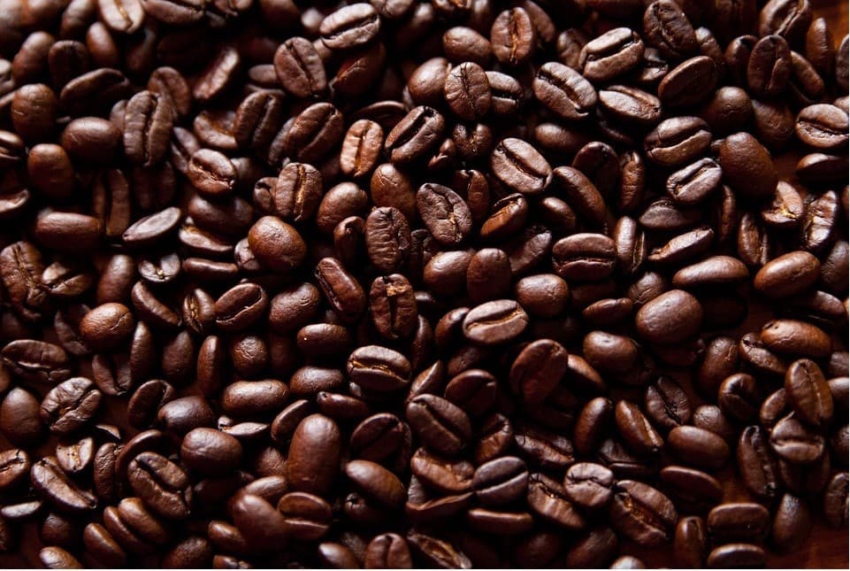 Café sofre queda após investimentos, mas mercado continua tenso