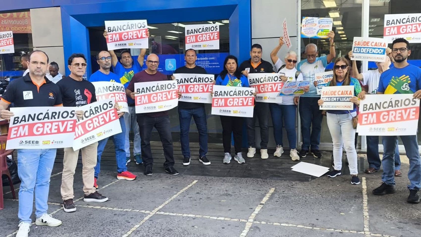 Funcionários da Caixa Econômica Federal realizam assembleias para decidir sobre greve