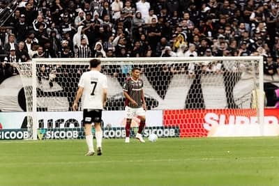 Corinthians sofre sexta derrota seguida e torcida protesta em jogo contra Fluminense