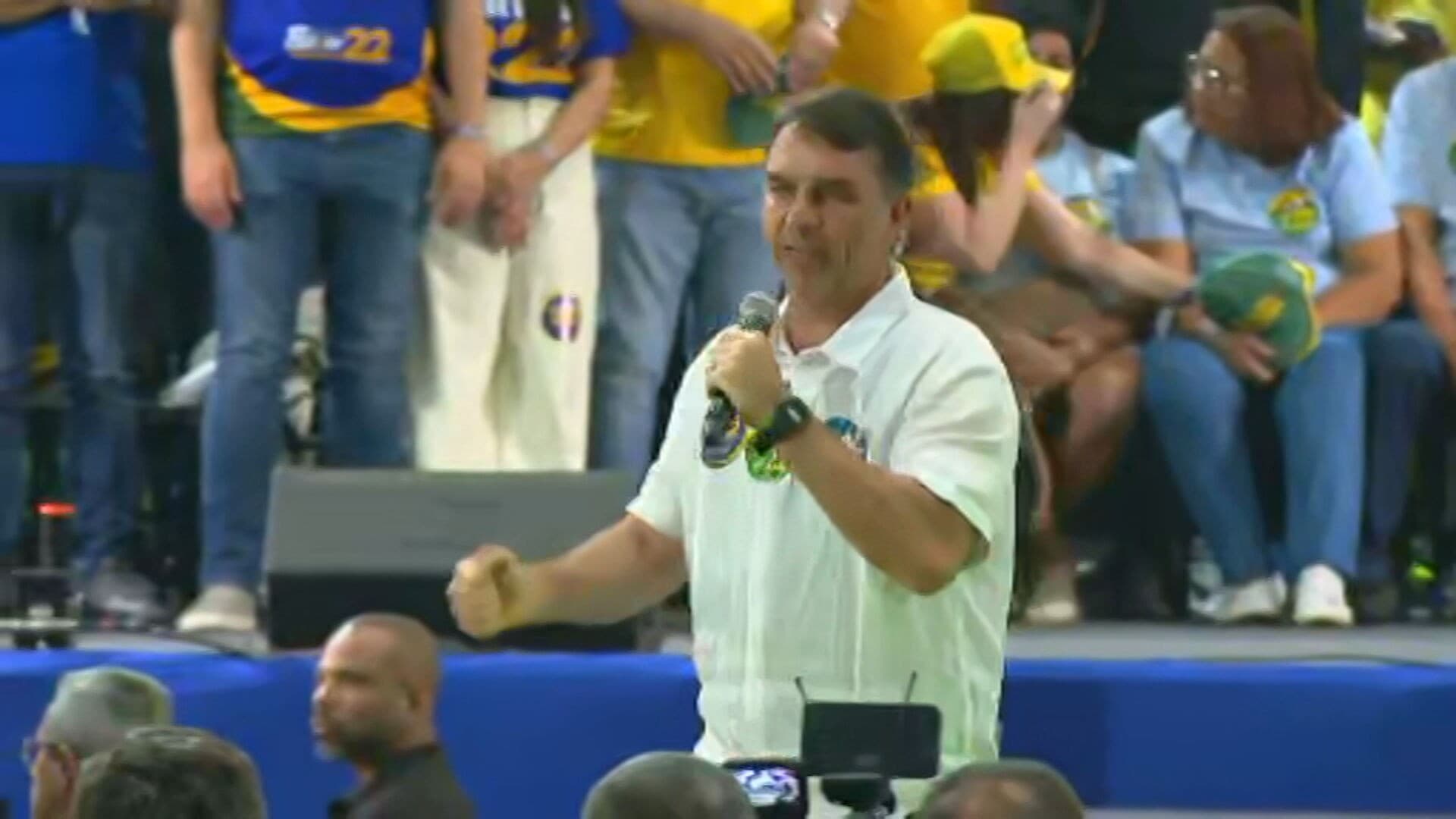 Flávio Bolsonaro propõe combate ao narcotráfico no lançamento de Douglas Ruas