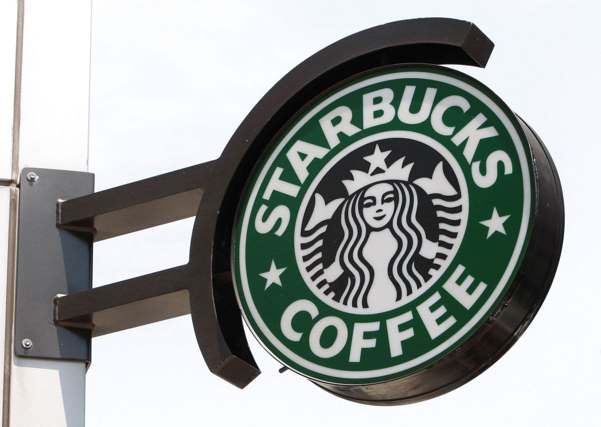 Starbucks anuncia demissões para reduzir custos nos EUA