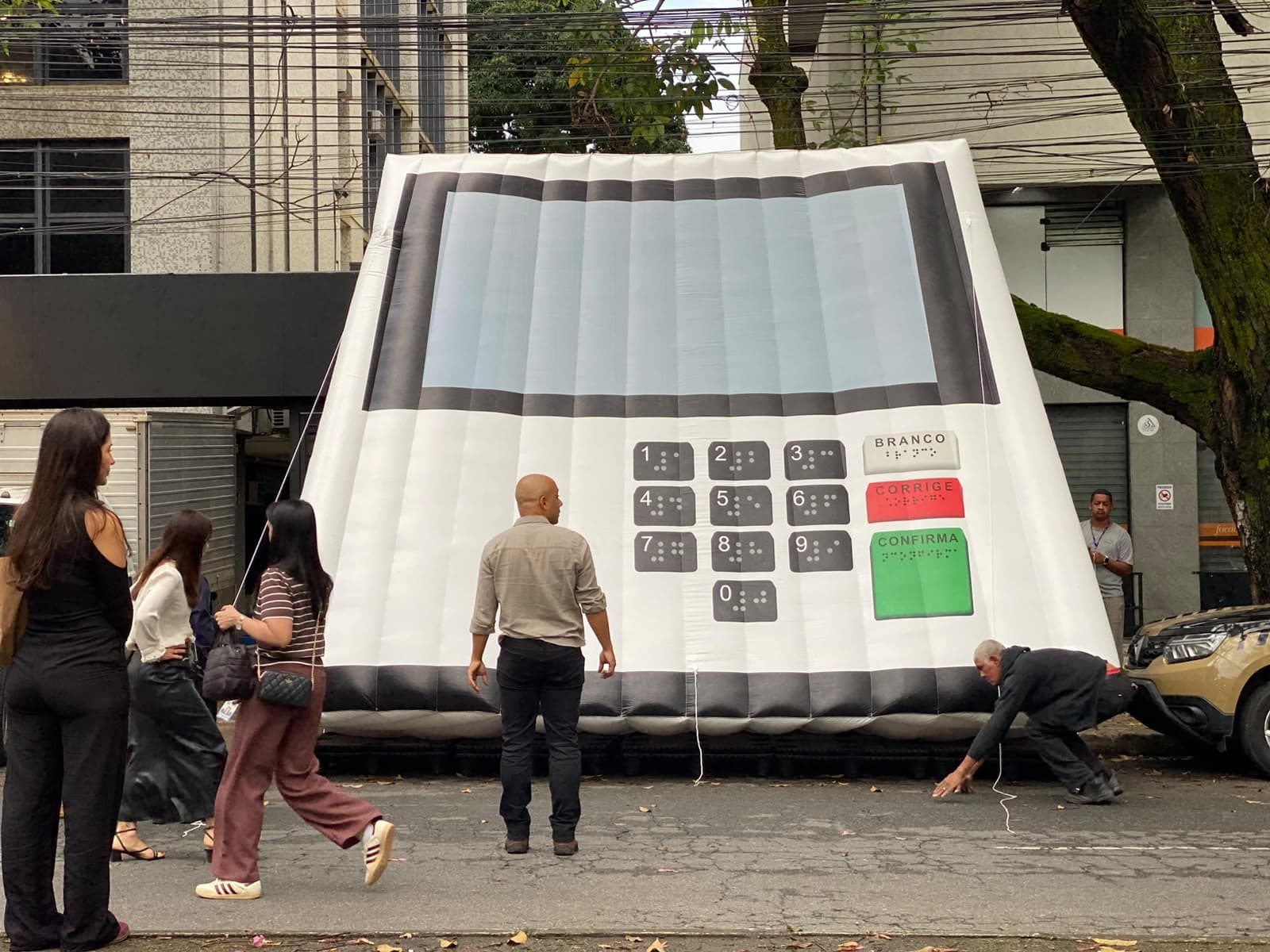Eleições 2026: Votação termina às 17h, mas quem estiver na fila pode votar